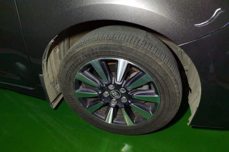 Used Toyota SIENNA 2019 3.5L Four-Wheel Drive LE Version 7 Seats – Canadian Edition
