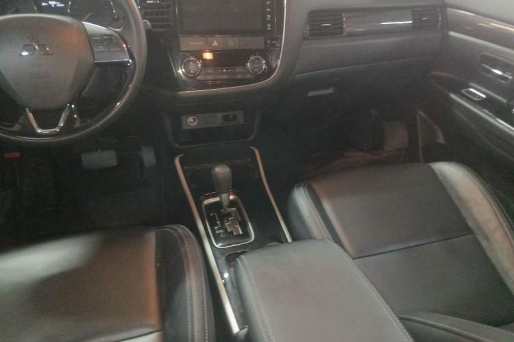 Used Mitsubishi Outlander 2019 2.0L Two-Wheel Drive Comfort Edition 7-Seater China VI Standard
