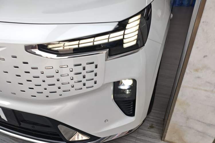 Used Volvo EM90 2025 Ultra Six-Seater
