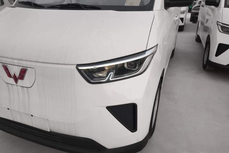 Used Wuling Yangguang 2024 300KM Comfort Version Passenger Van 75kW