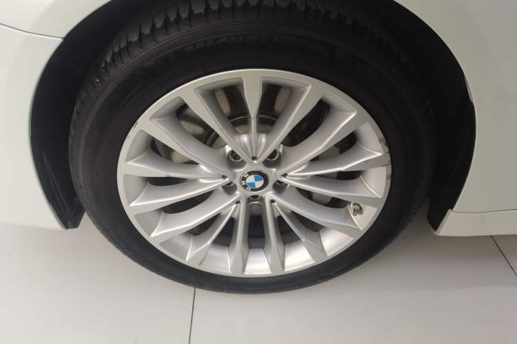 Used BMW 5 Series 2019 Facelifted 530Li Leading Edition Luxury Package Left Front Wheel Hub