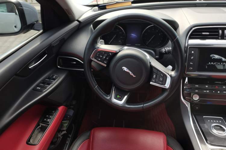 Used Jaguar XE 2018 2.0T 300 PS All-Wheel-Drive R-Sport Sport Edition Steering Wheel