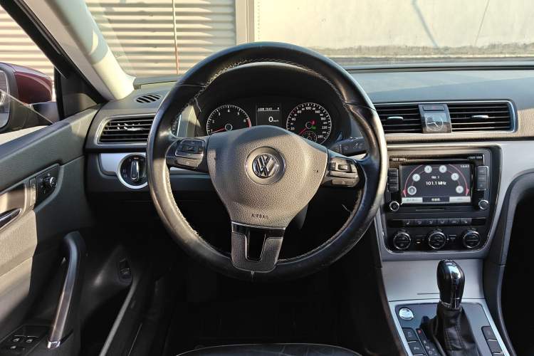 Used Volkswagen Passat 2014 1.8TSI DSG Prestige Navigation Edition Steering Wheel