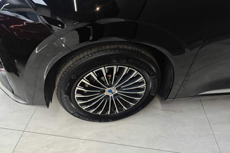 Used Denza D9 2022 DM-i 1040 Prestige Model
