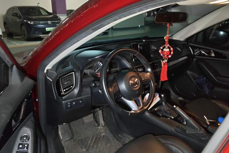 Used Mazda 3 Axela 2014 Hatchback 2.0L Automatic Sport Model Driver Seat