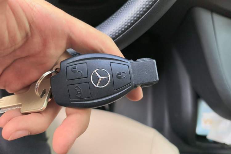 Used Mercedes-Benz Vito 2021 2.0T Elite Version 7 Seats Vehicle Key