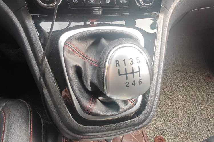 Used Haval H6 2015 Upgraded Model 1.5T Manual Two-Wheel Drive Elite Version Gear Lever