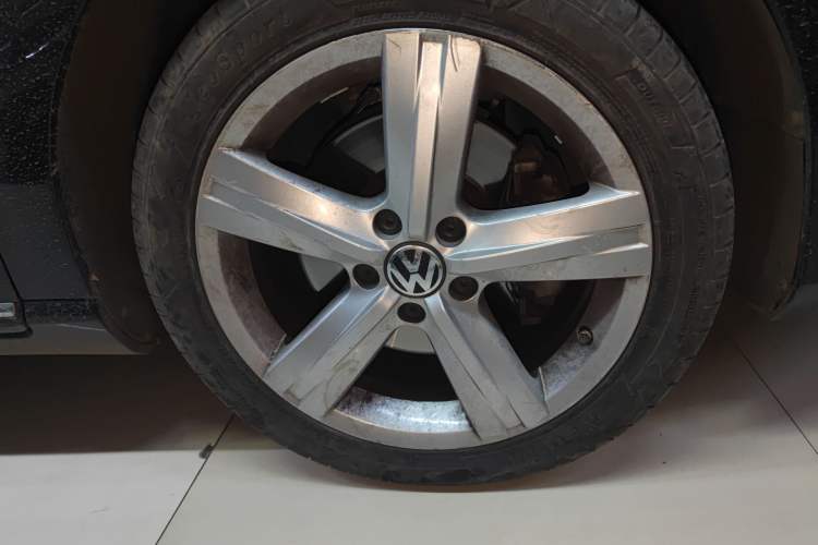Used Volkswagen Magotan 2016 1.8TSI Luxury Comfort Model Right Front Wheel Hub
