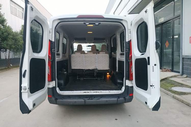 Used SAIC MAXUS Xintu V90 2020 2.0T AMT Yunjie Edition Front-Wheel Drive Rear Single Tire Short Wheelbase Mid-Height 6-Seater
