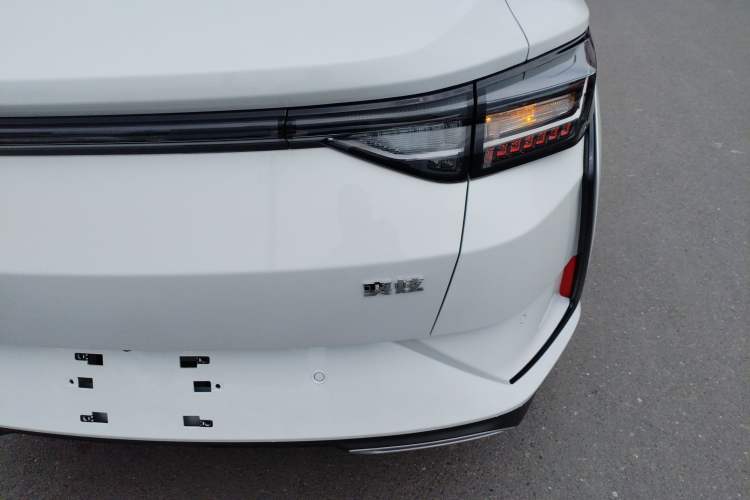 Used Dongfeng Aeolus Yixuan 2025 1.5L Automatic Luxury Version Right Rear Taillight