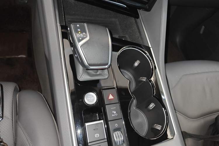 Used Volkswagen Touareg 2022 3.0 TSI Luxury Edition Black Diamond Sport Package Gear Lever