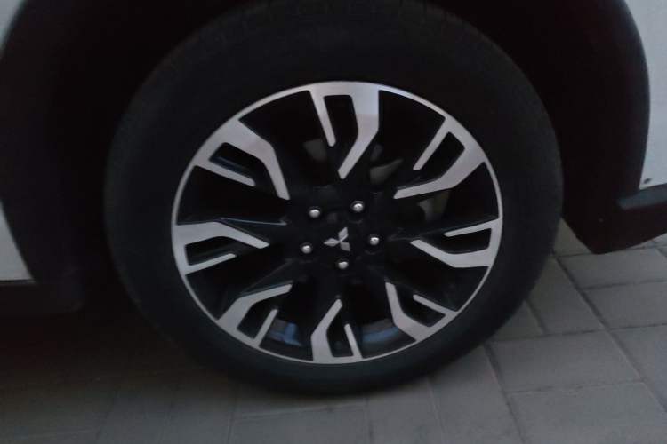 Used Mitsubishi Outlander 2019 2.4L 4x4 Zhi Xiang Edition 5 Seats China VI Standard
