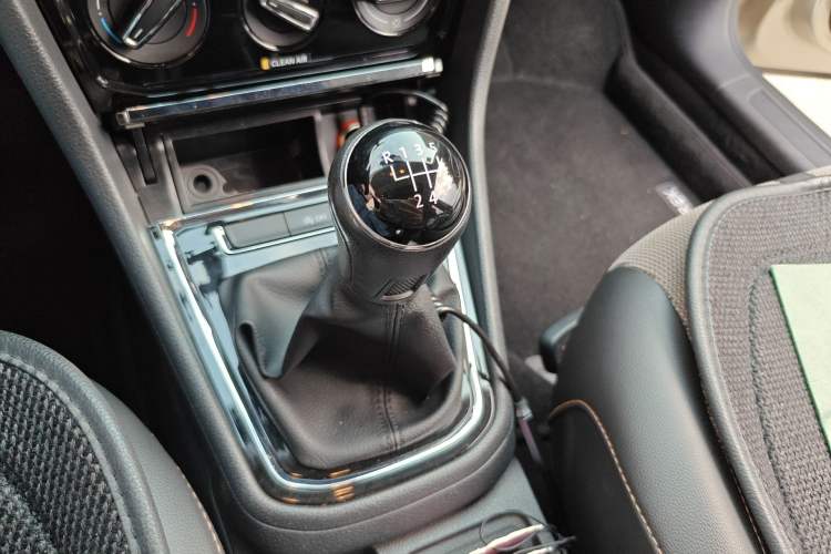 Used Volkswagen C-TREK 2017 230TSI Manual Comfort Version Gear Lever