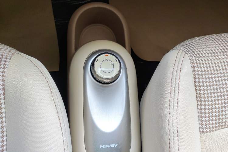 Used Wuling Hongguang MINIEV 2025 Four-Door Version Advanced Edition Gear Lever