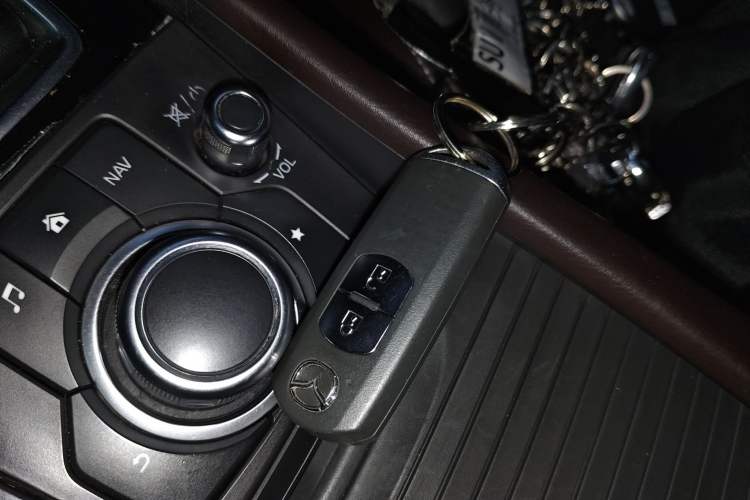 Used Mazda CX-4 2018 2.0L Automatic Two-Wheel Drive Blue Sky Premium Upgrade Version China V Standard Vehicle Key