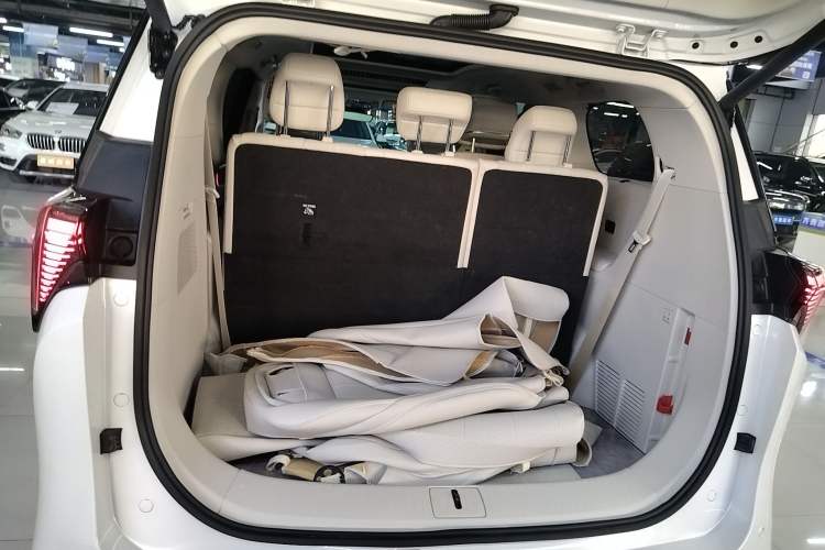 Used Buick GL8 New Energy 2024 Lu Zun Luxury Edition 7-Seater Trunk