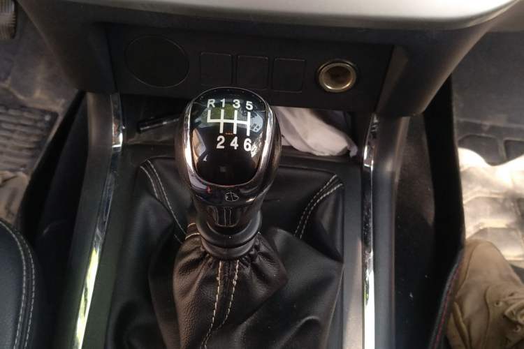 Used Dongfeng Ruichi 6 2020 2.3T Manual Two-Wheel Drive Diesel Standard Version China VI Emission Standard with Long Cargo Bed M9T Gear Lever