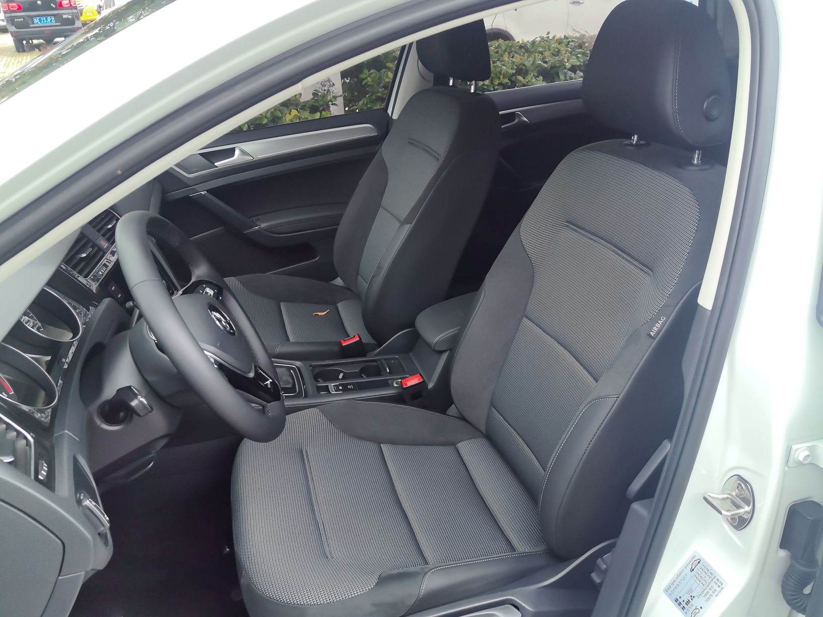 Переднее сиденье в автомобиле