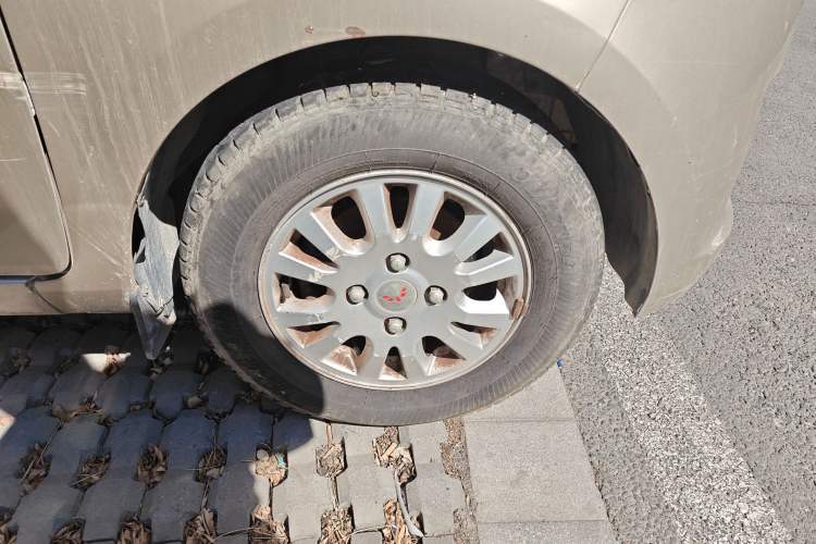 Used Wuling Rongguang V 2016 1.5L Standard Version Right Front Wheel Hub