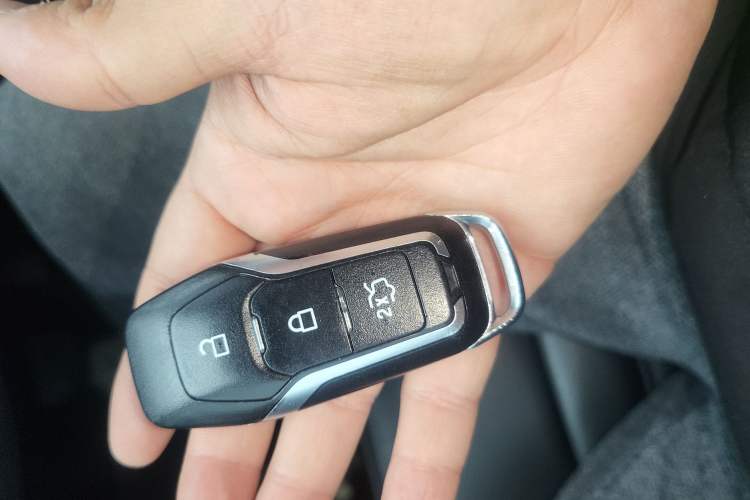 Used Ford Edge 2015 2.0T GTDi Two-Wheel-Drive High-Line Version
