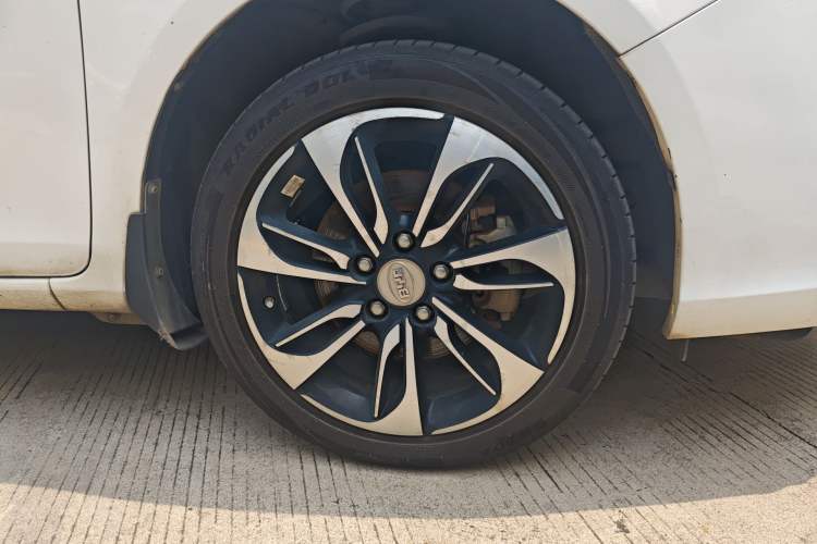 Used BYD Qin New Energy 2015 1.5T Dual-Crown Flagship Plus Edition Right Front Wheel Hub