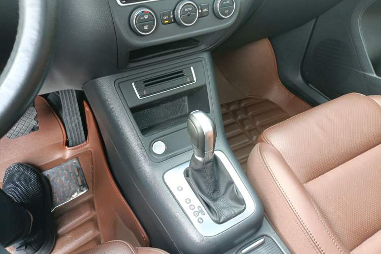 Used Volkswagen Tiguan 2015 1.8TSI Automatic Two-Wheel Drive Luxury Model Gear Lever