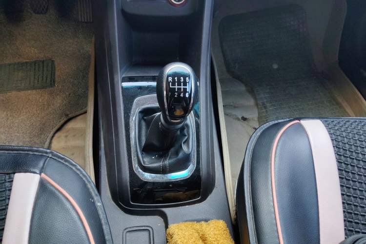 Used Baojun 310W 2017 1.5L Manual Fashion Model China V Gear Lever