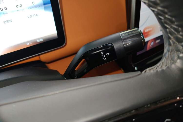 Used Geely Galaxy LEVC L380 2024 140-Degree 6-Seater All-Wheel-Drive Ultra
