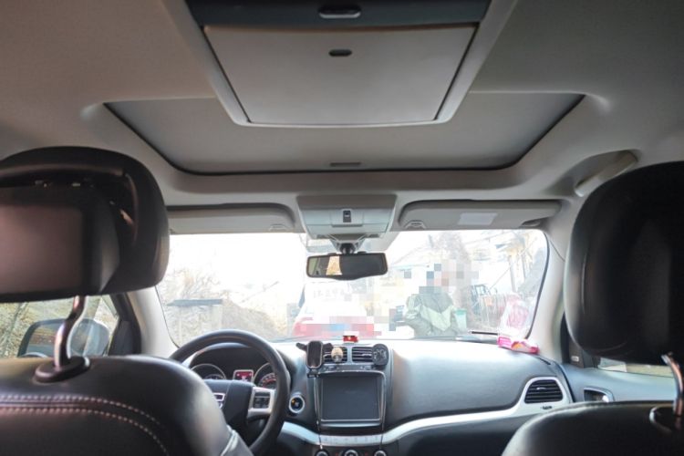 Used Dodge Journey 2013 2.4L Two-Wheel Drive Luxury Version Headliner