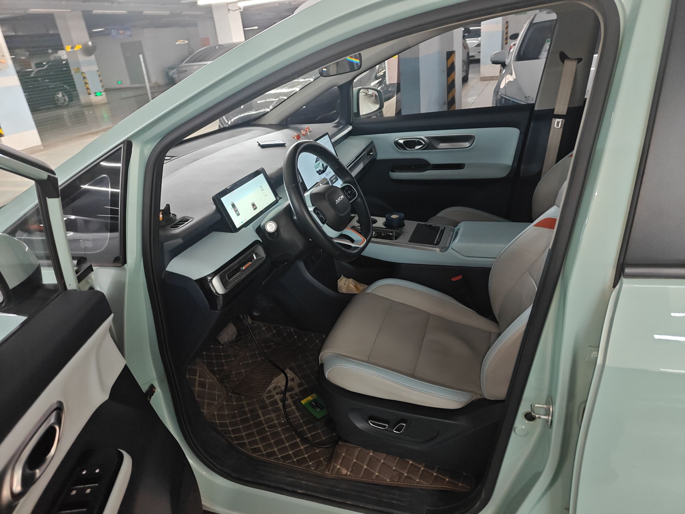 المقاعد الأمامية داخل السيارة