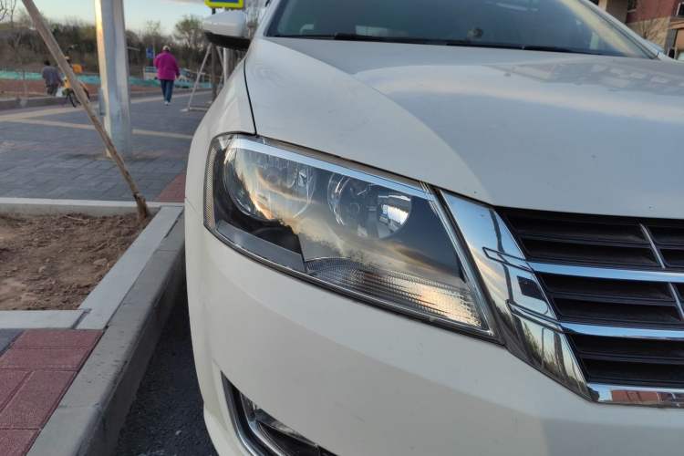 Used Volkswagen Gran Lavida 2013 1.6L Automatic Comfort Model Right Front Headlight