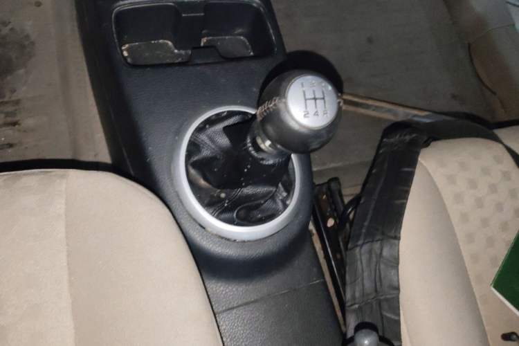 Used Suzuki SX4 S-Cross 2012 1.6L Manual - Practical Upgraded Version Gear Lever