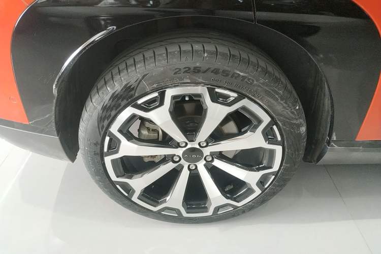 Used AION V 2024 Aion Tyrannosaurus 650 LiDAR Edition Right Rear Wheel Hub