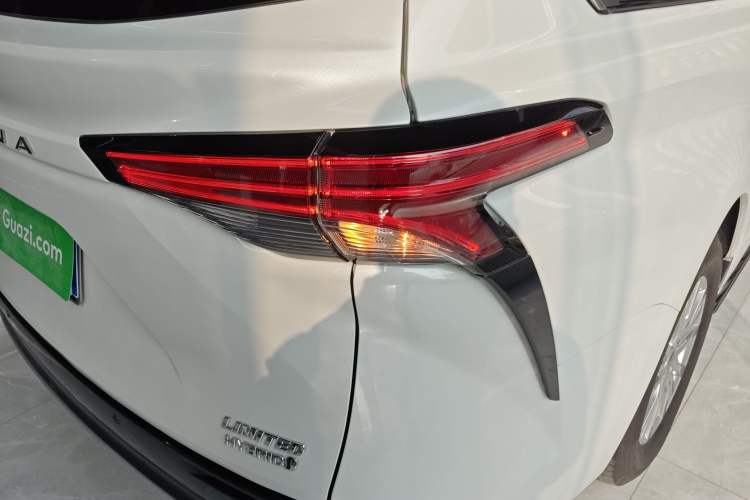 Used Toyota Sienna 2021 2.5L Hybrid Premium Edition