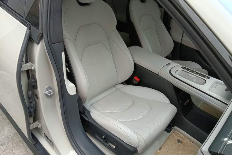 Used Xiaomi Auto SU7 2024 Four-Wheel Drive Ultra-Long Range Advanced Intelligent Driving Max Edition Right Front Seat