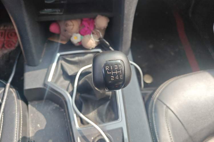 Used JMC Yuhu 7 2020 2.0T Diesel Manual Two-Wheel Drive Comfort Edition Short Wheelbase China VI Standard JX4D20A6L Gear Lever