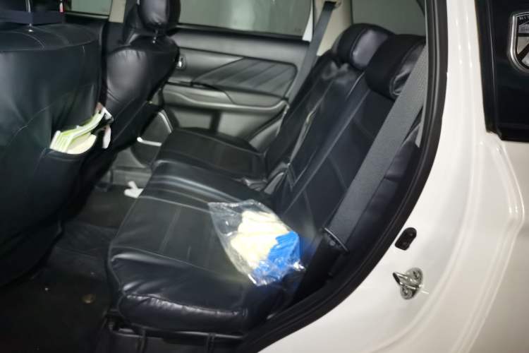 Used Mitsubishi Outlander 2019 2.0L Two-Wheel Drive Comfort Edition 7-Seater China VI Standard Left Rear Seat