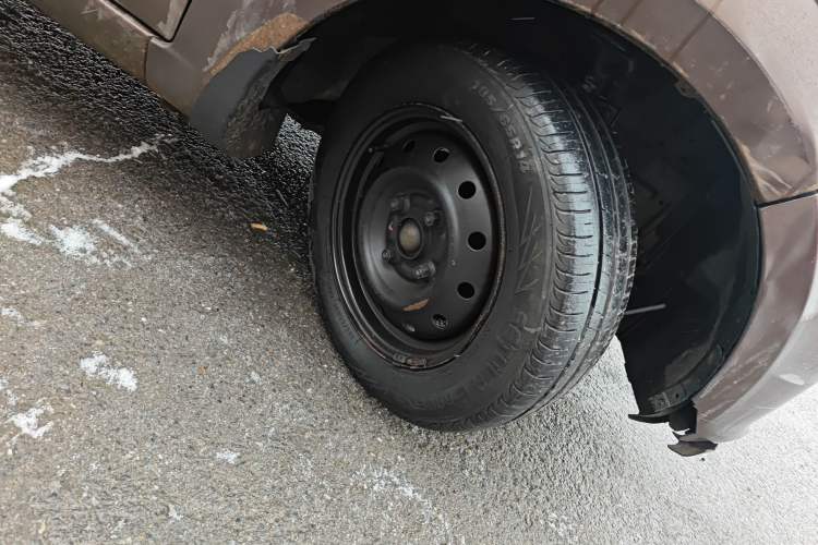 Used BAIC Weiwang M20 2014 1.5L practical type BJ415A Right Front Wheel Hub