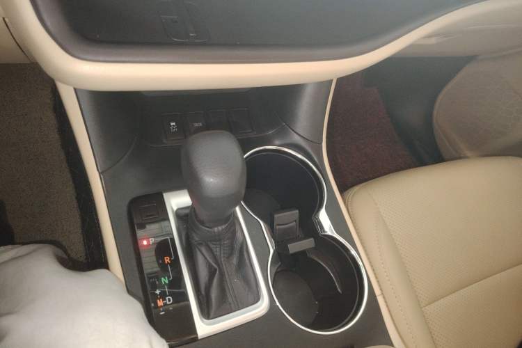 Used Toyota Highlander 2018 2.0T Two-Wheel Drive Elite Version 5 Seats China VI Standard Gear Lever