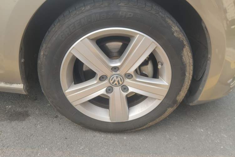 Used Volkswagen Golf 2015 1.4TSI Automatic Luxury Model Right Front Wheel Hub