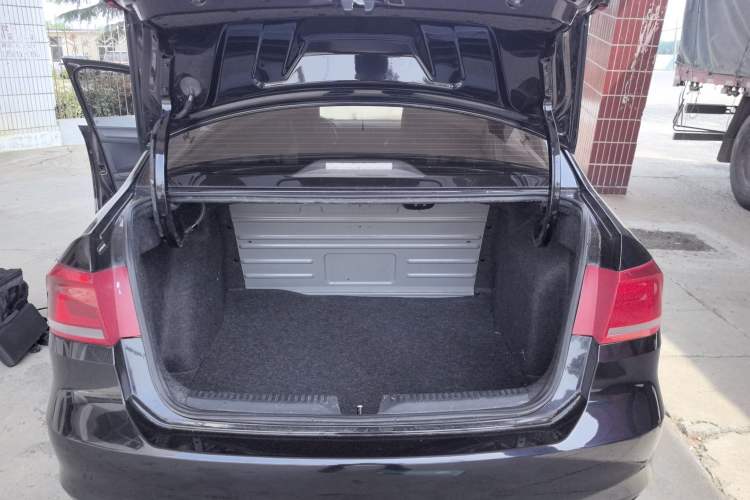 Used Volkswagen Santana 2015 1.6L Manual Fashion Edition Trunk