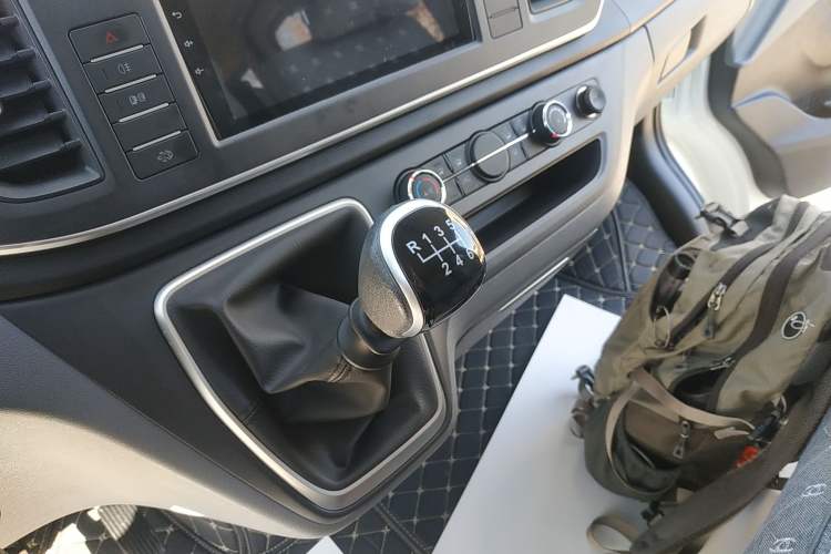 Used SAIC MAXUS Xintu V80 2025 PRO Aoyuntong 2.0T Manual Short Wheelbase Ultra-Low Roof 5/6-Seater
