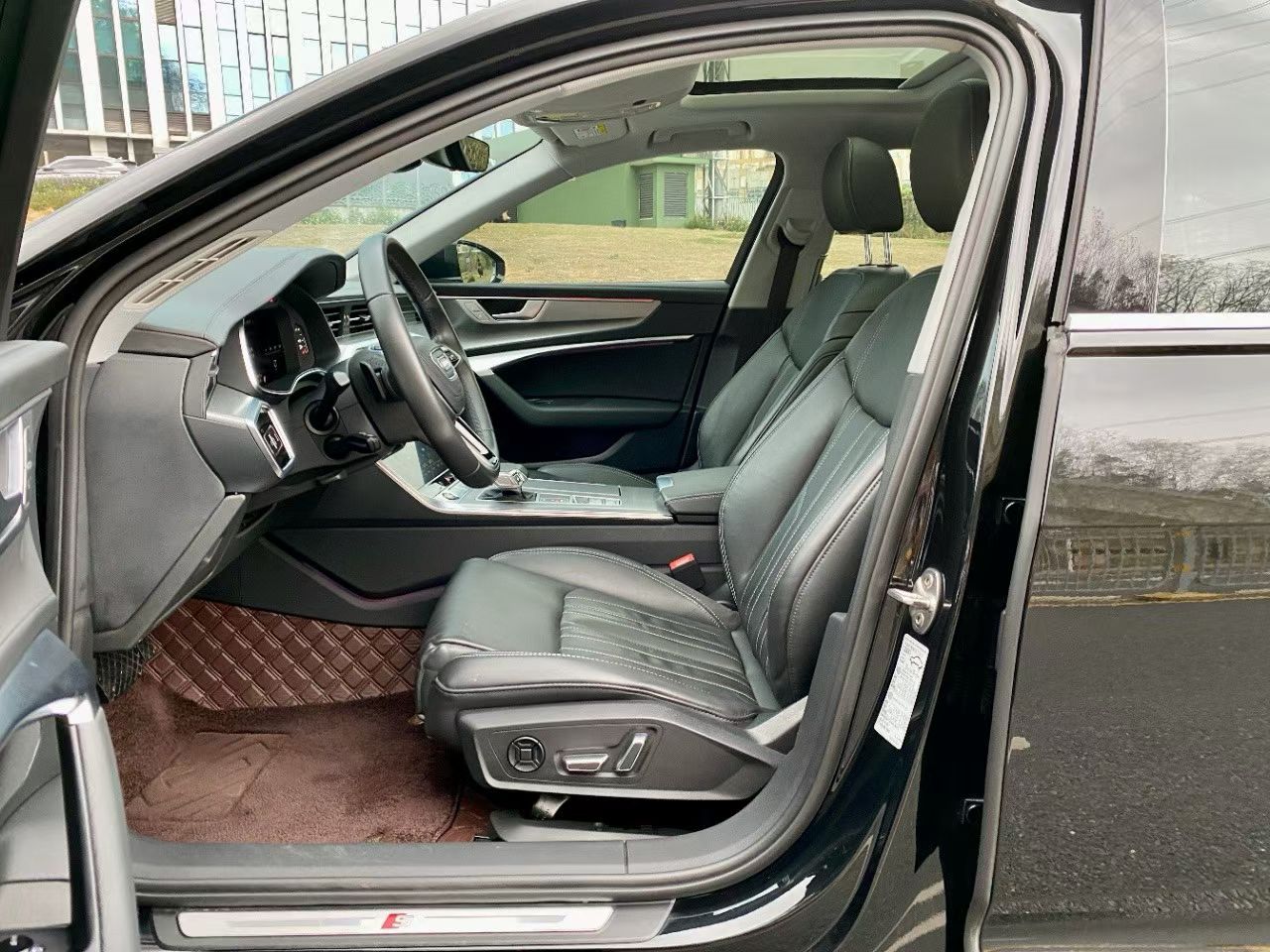 Переднее сиденье в автомобиле