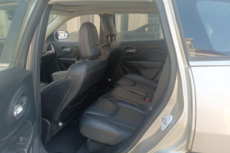 Used Jeep Cherokee 2016 2.4L Leading Edition
