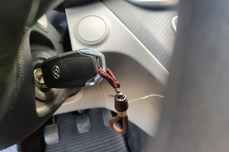 Used SAIC MAXUS Xintu V90 2022 2.0T Manual Zhiyun King Rear-Drive Short Wheelbase Mid-Roof Design with Single Rear Tire and 6 Seats