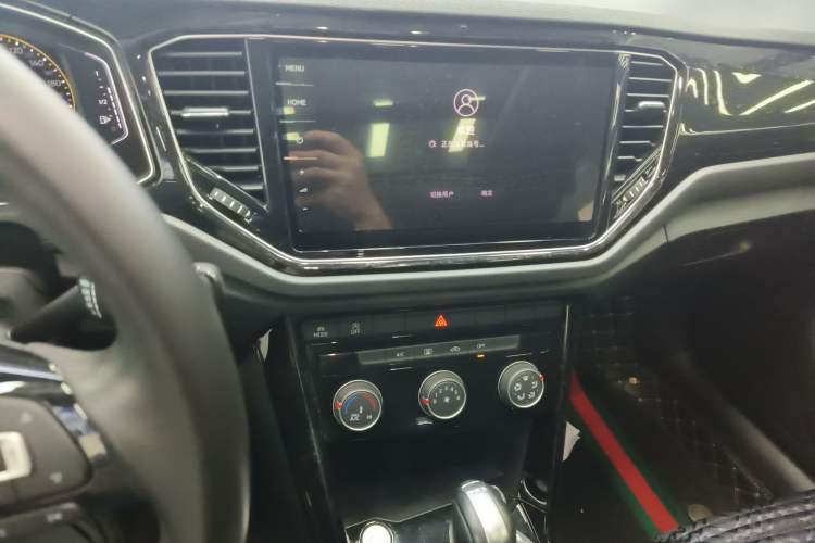 Used Volkswagen T-ROC 2021 280TSI DSG Two-Wheel Drive Comfort Connect Edition Audio And AC Panel