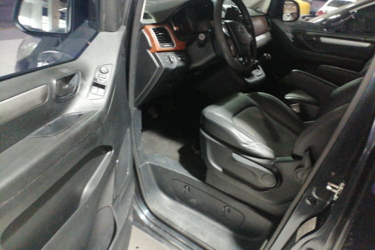 Used SAIC MAXUS G10 2016 1.9T Manual Elite Edition Diesel China V Standard Interior 3