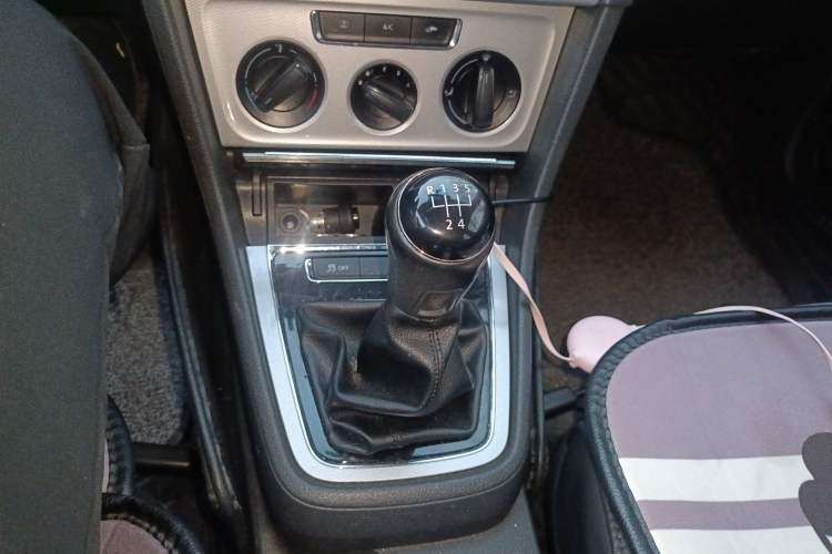 Used Volkswagen Gran Lavida 2013 1.6L Manual Comfort Model Gear Lever