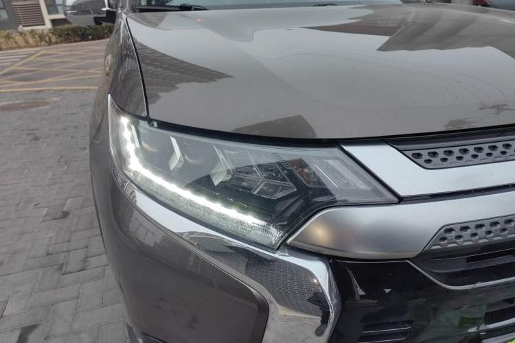 Used Mitsubishi Outlander 2019 2.4L 4x4 Zhi Xiang Edition 5 Seats China V Emission Standard
