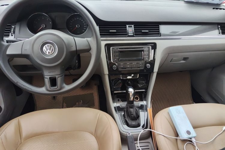 Used Volkswagen Bora 2013 1.6L Automatic Fashion Model Center Console